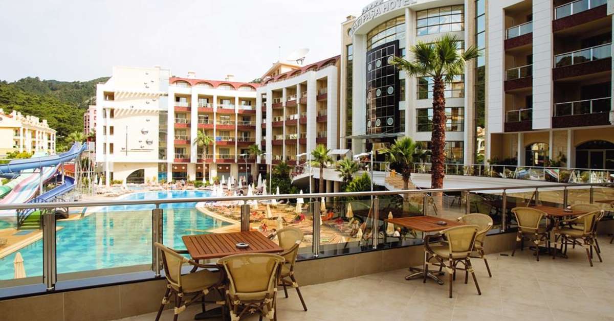Een foto van het zwembad bij Grand Pasa Hotel