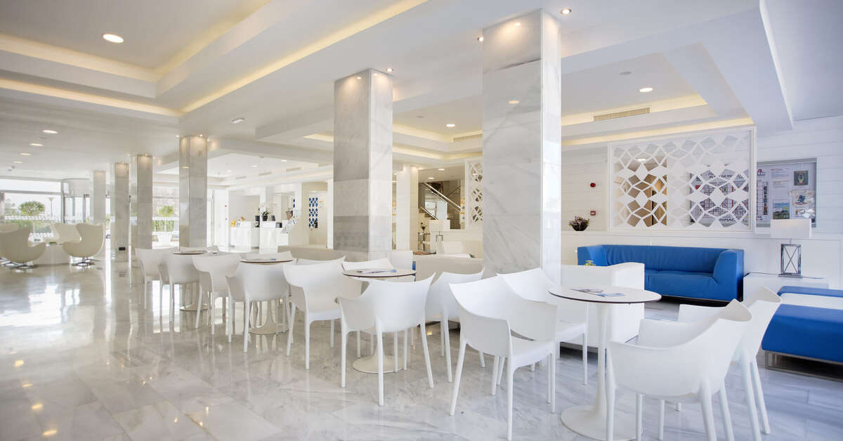 Een foto van het interieur van Aparthotel Playa de Muro Suites
