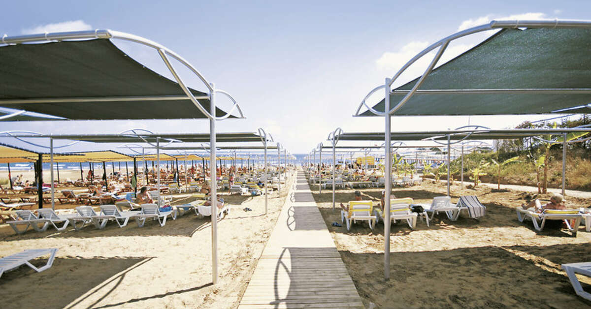 Een foto van het strand bij Side Aluna Hotel