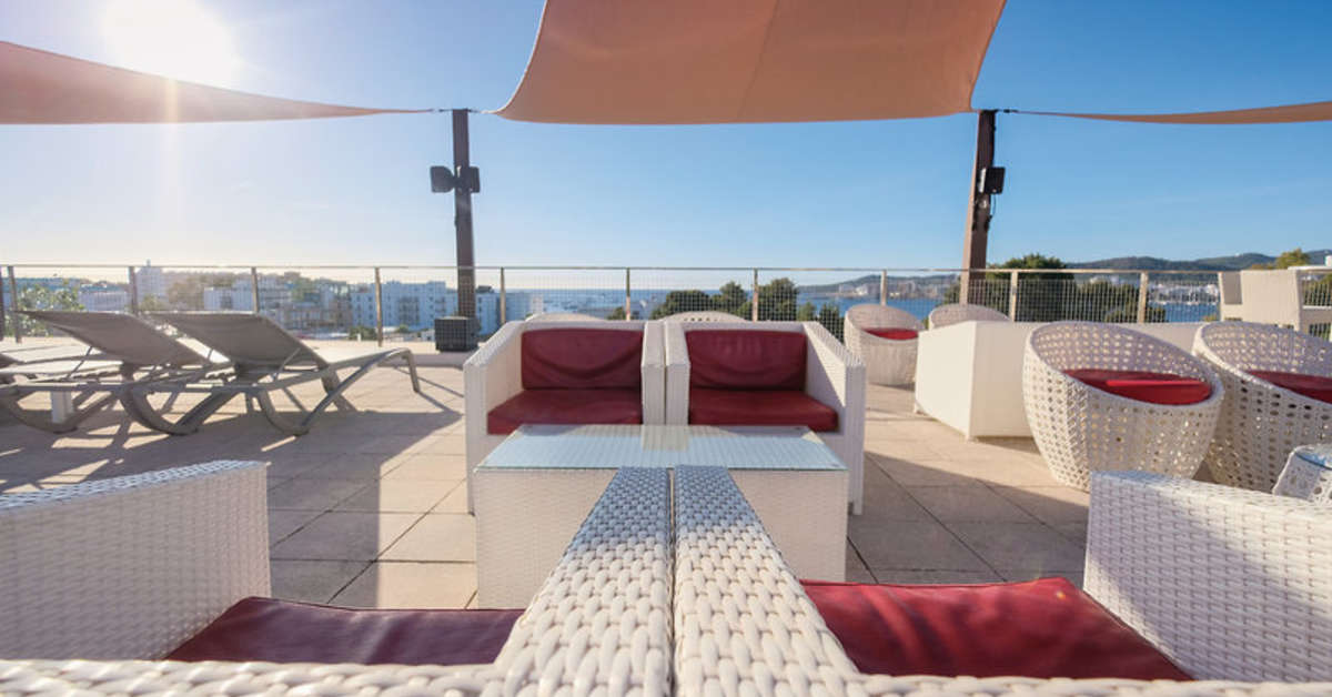 Een foto van het terras bij azuLine Hotel Bergantin