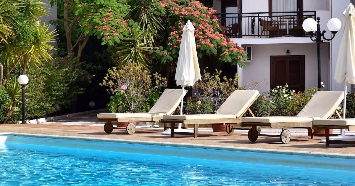 Een foto van het zwembad bij Skiathos Korali Hotel