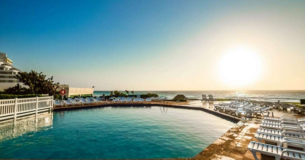 Een foto van het zwembad bij Park Royal Cancun All Inclusive