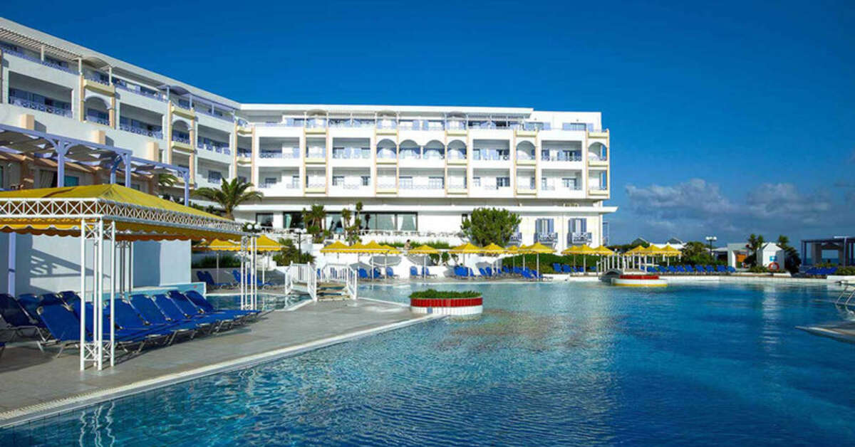 Een foto van het zwembad bij Serita Beach Hotel
