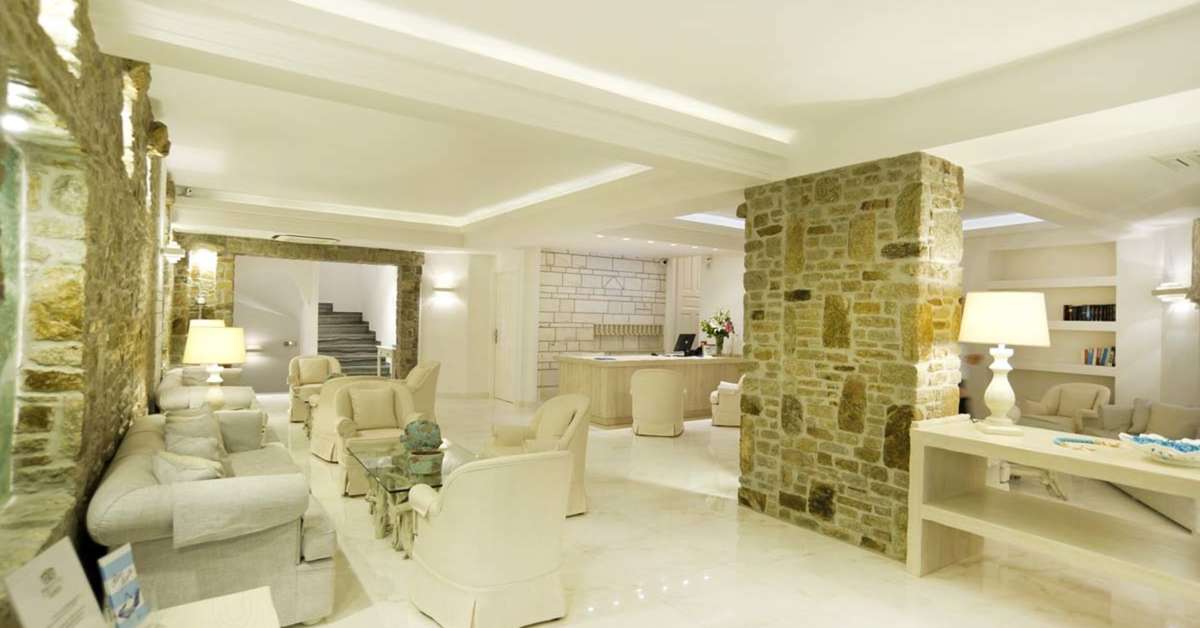 Een foto van het interieur van Petinos Beach Hotel