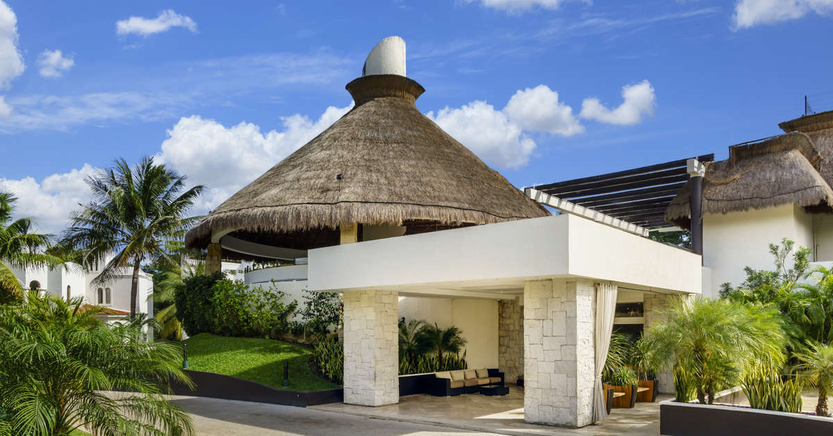 Een foto van de buitenkant van The Reef Playacar Resort