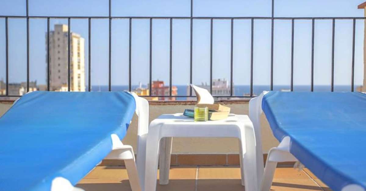 Een foto van het terras bij Hotel Lloret Santa Rosa