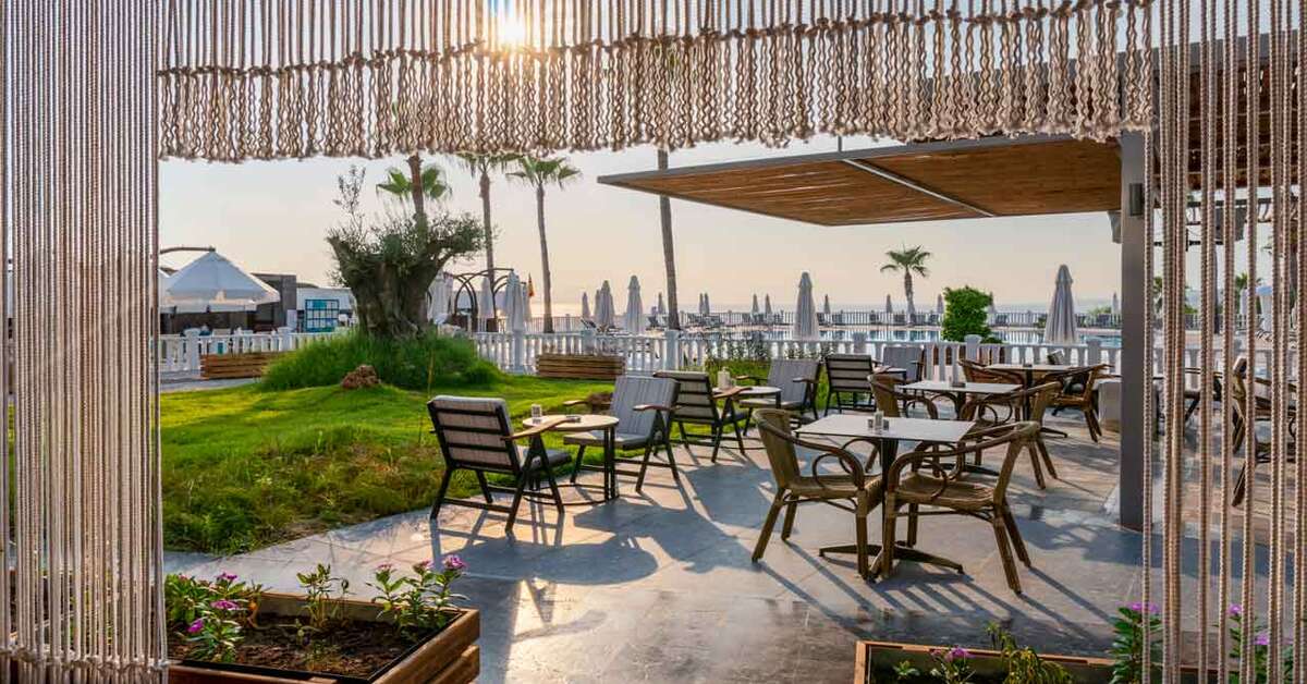 Een foto van het terras bij Flora Garden Beach Hotel
