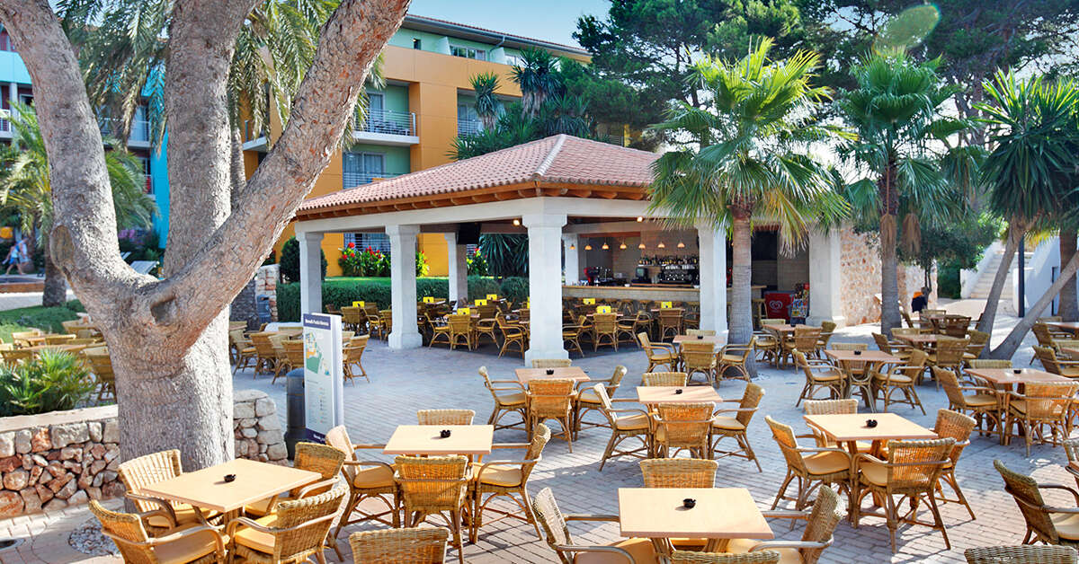 Een foto van het terras bij Hotel Seth Punta Prima