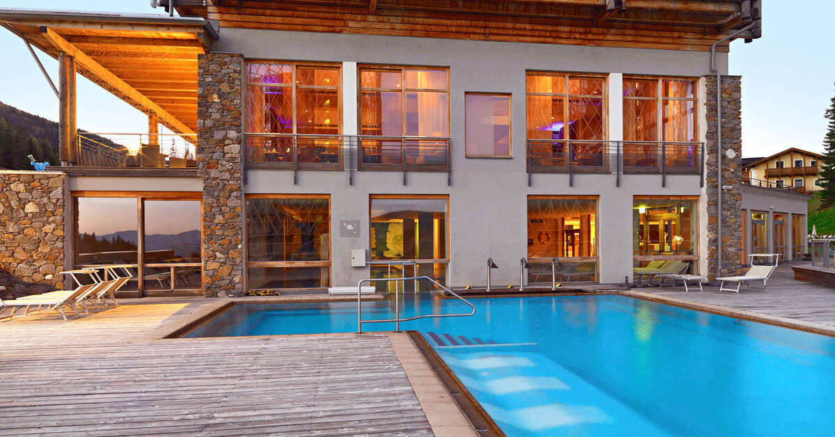 Een foto van het zwembad bij Falkensteiner Hotel Cristallo