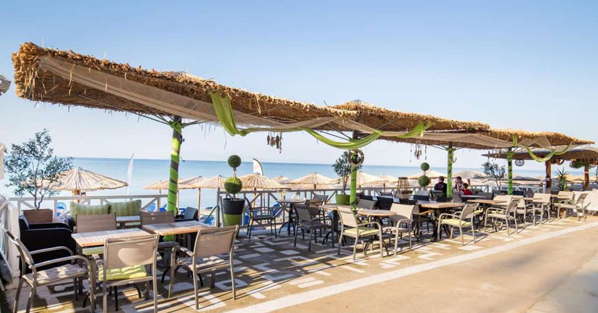 Een foto van het terras bij Hotel Thalassies