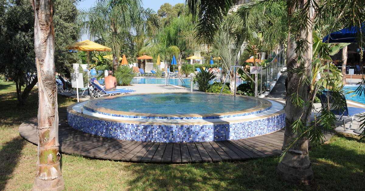 Ein Foto vom Pool im Anesis Hotel