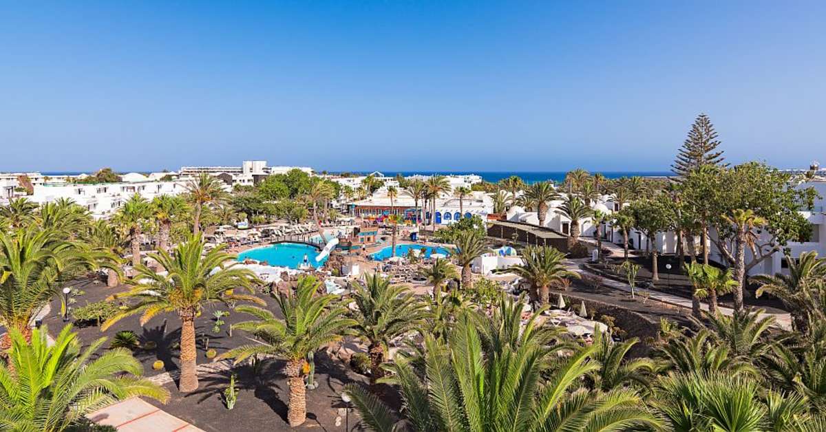 Een foto van het zwembad bij H10 Suites Lanzarote Gardens