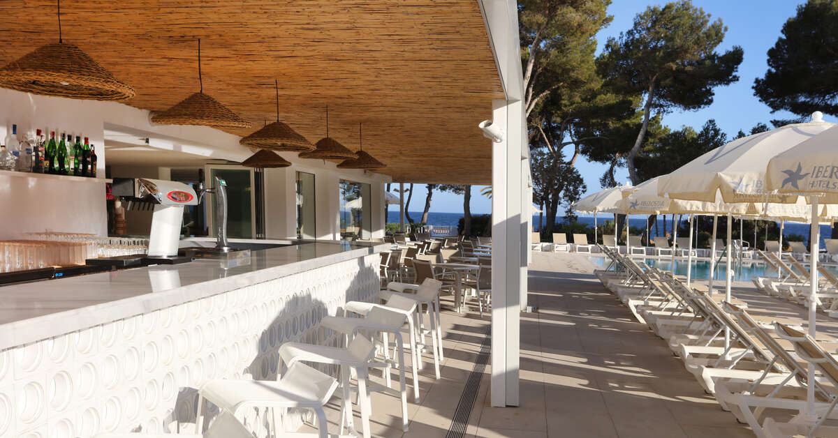Een foto van het terras bij Iberostar Selection Santa Eulalia Ibiza