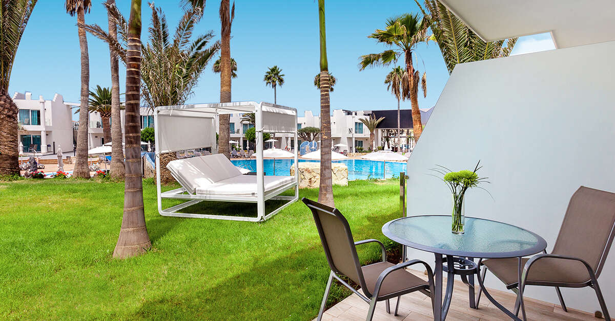 Een foto van het terras bij Barcelo Corralejo Sands