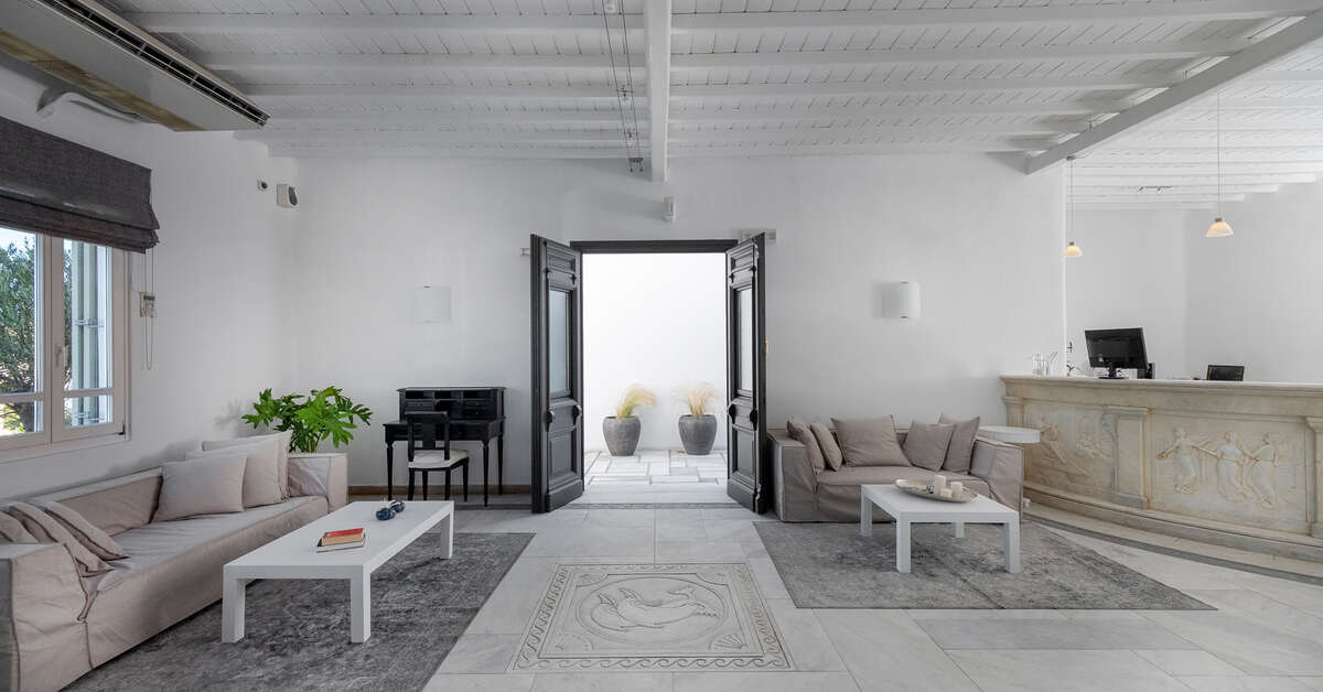 Een foto van het interieur van Deliades Hotel