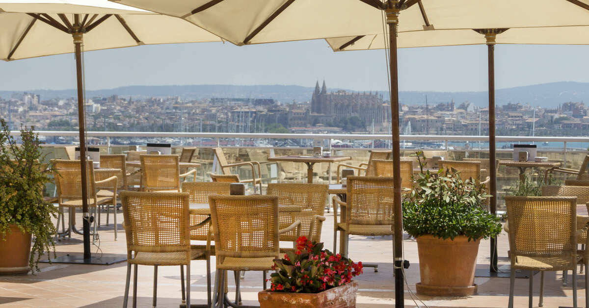 Een foto van het terras bij Catalonia Majorica