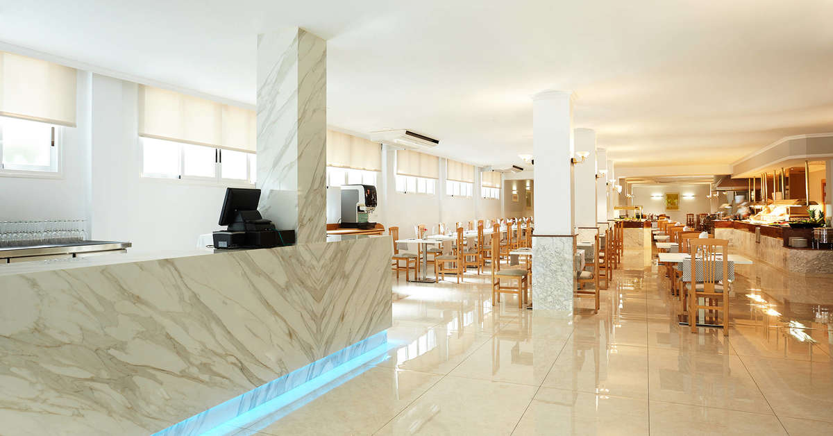 Een foto van het interieur van Las Arenas Affiliated by Melia