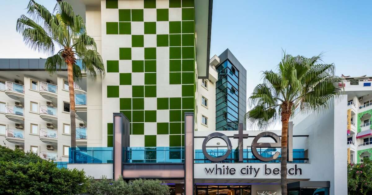 Een foto van de buitenkant van White City Beach Hotel