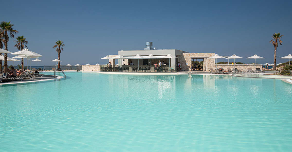 Een foto van het zwembad bij Portes Lithos Luxury Resort