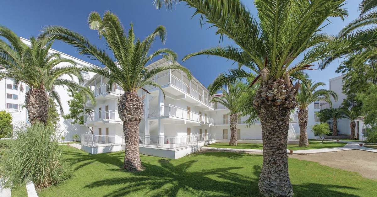 Een foto van de buitenkant van Le Bleu Hotel & Resort