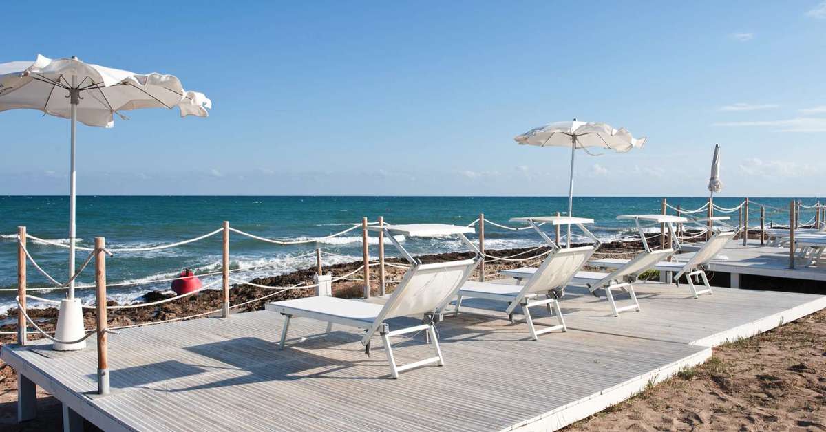 Een foto van het terras bij Ostuni Rosa Marina Resort