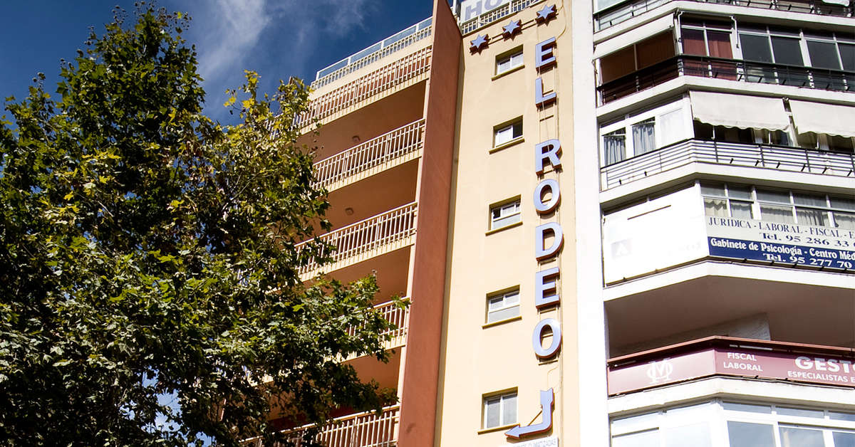 Een foto van de buitenkant van Hotel Monarque El Rodeo