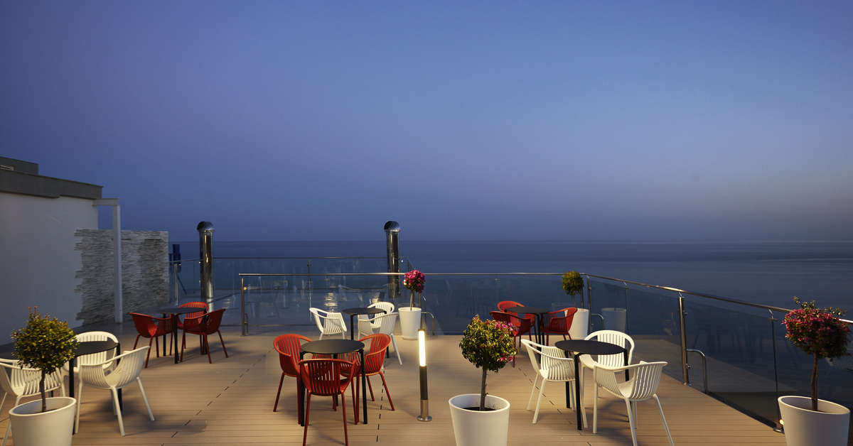 Een foto van het terras bij Las Arenas Affiliated by Melia