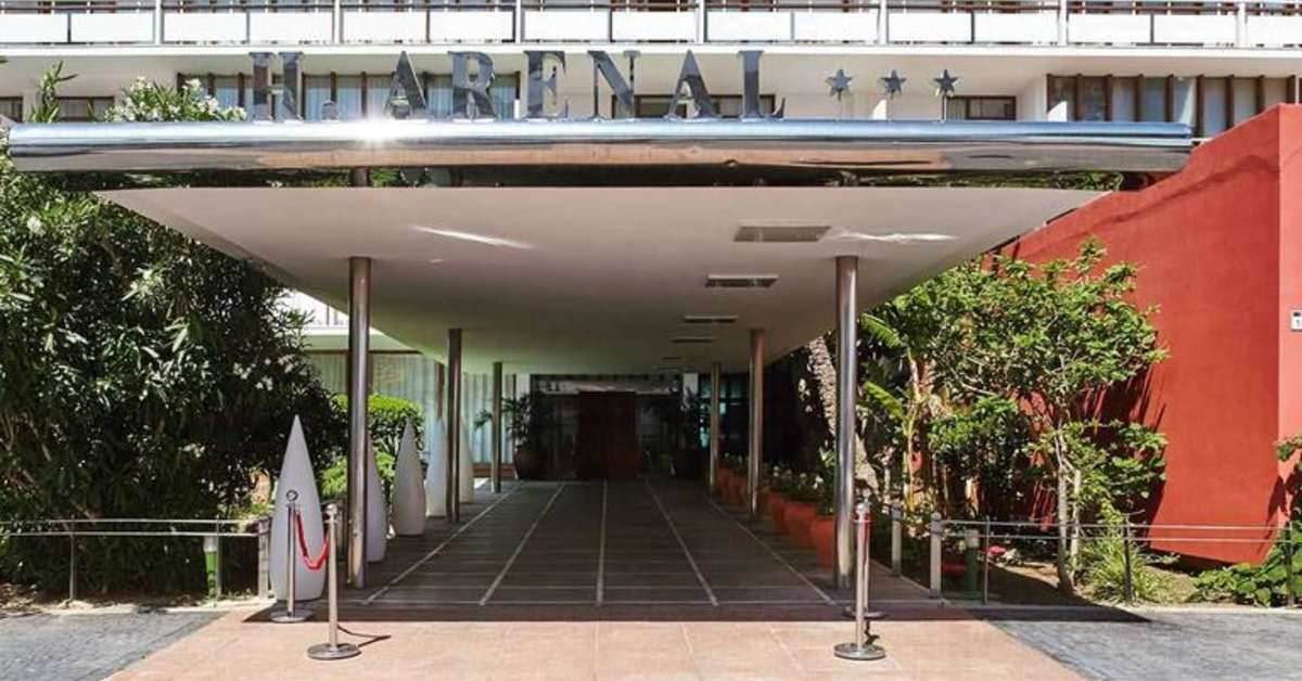 Een foto van de buitenkant van Arenal Hotel