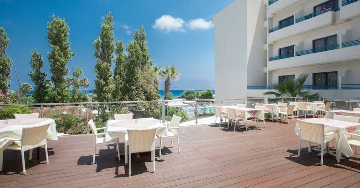 Ein Foto von der Terrasse im Iliada Beach Hotel