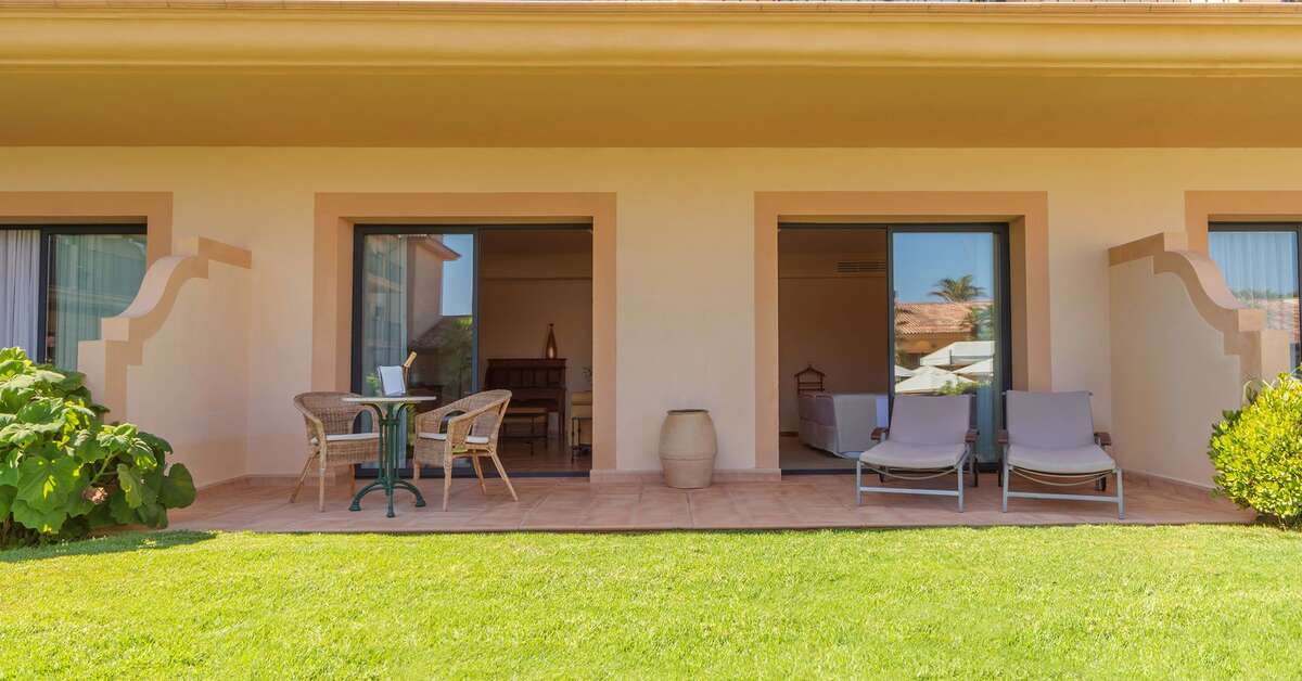 Een foto van het terras bij La Quinta Menorca by Portblue Boutique