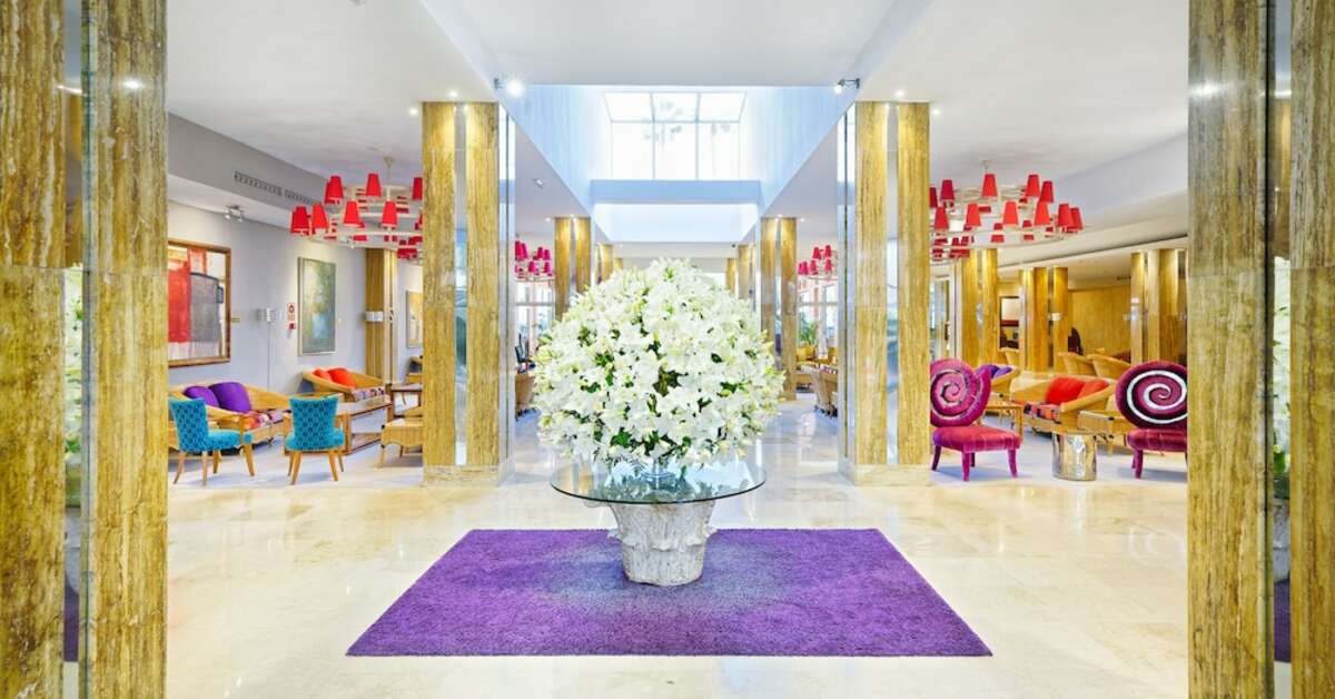 Een foto van het interieur van Bull Hotel Reina Isabel & Spa