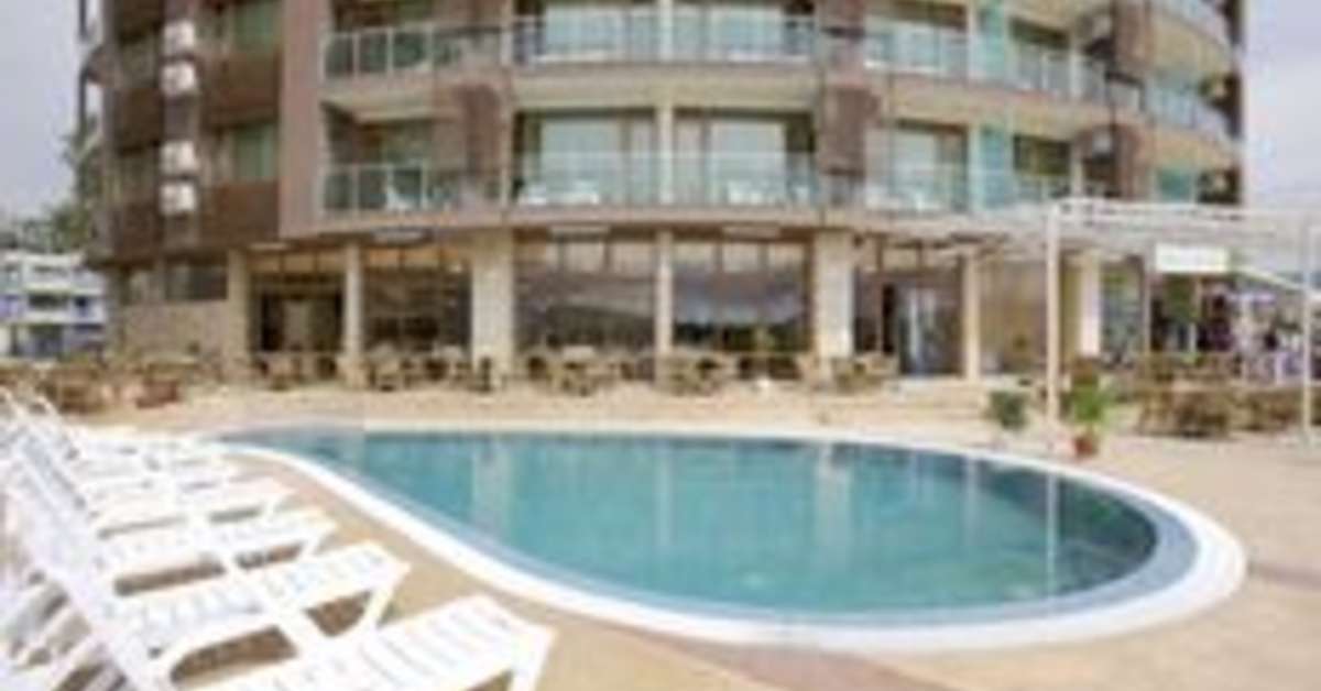 Een foto van het zwembad bij Seabreeze Hotel