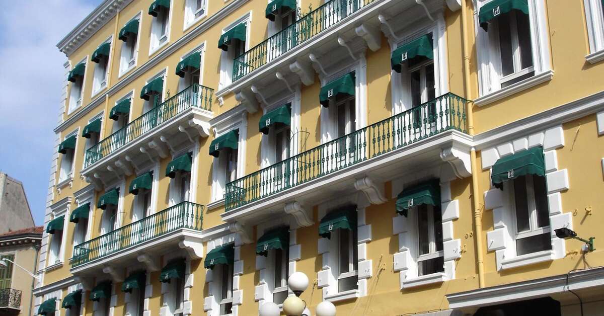 Ein Foto von der Außenansicht des Hotel Univers