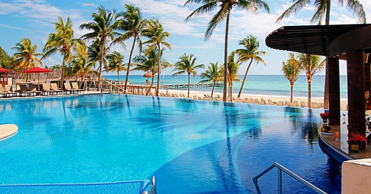 Een foto van het zwembad bij The Fives Beach Hotel & Residences