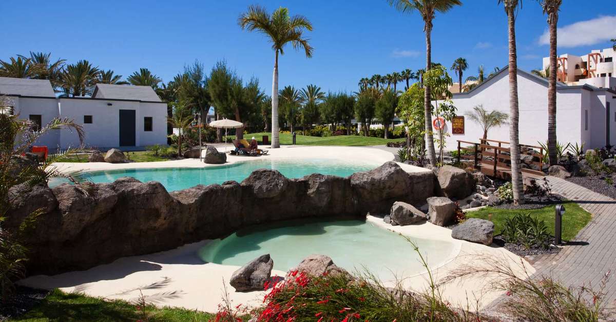 Een foto van het zwembad bij R2 Romantic Fantasia Dreams & Suites Hotel