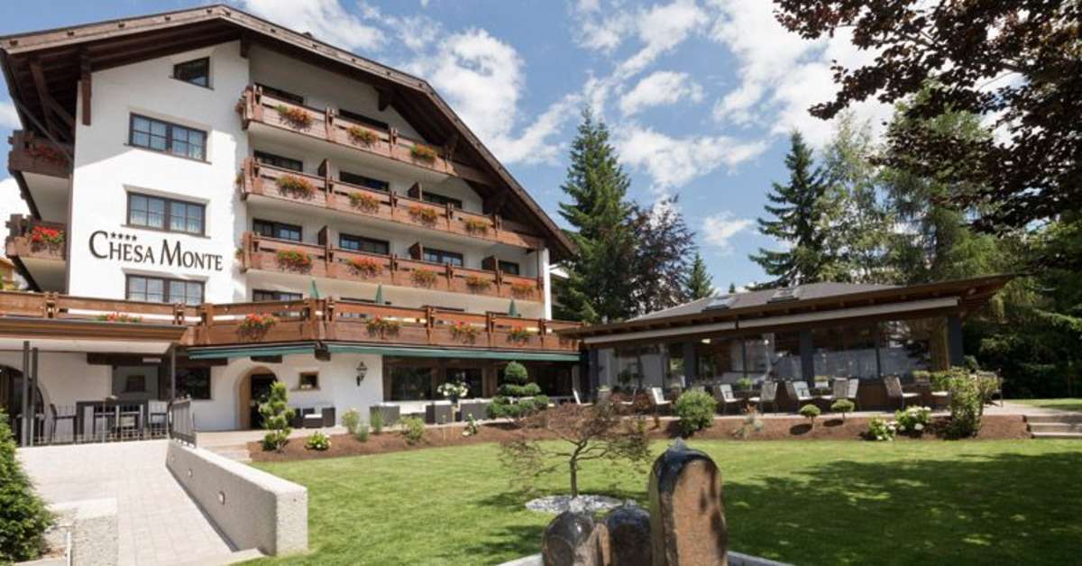 Een foto van de buitenkant van Hotel Chesa Monte