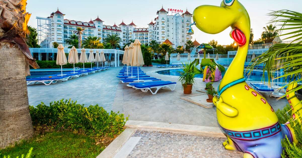 Een foto van het zwembad bij Serenis Hotel