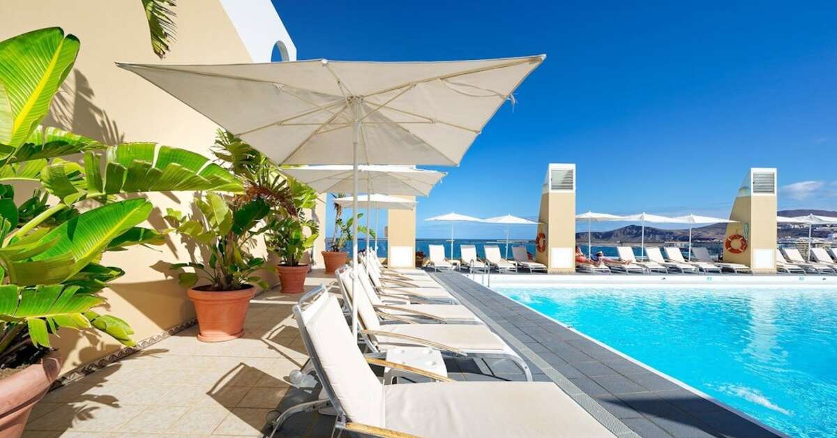 Een foto van het terras bij Bull Hotel Reina Isabel & Spa