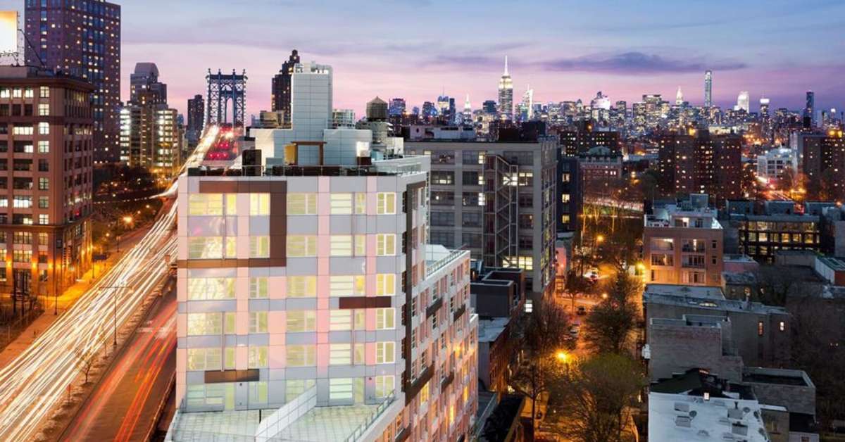 Een foto van de buitenkant van The Tillary Hotel