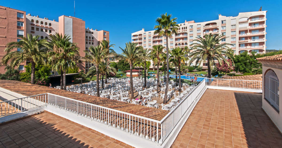 Een foto van de buitenkant van Aparthotel HYB Eurocalas