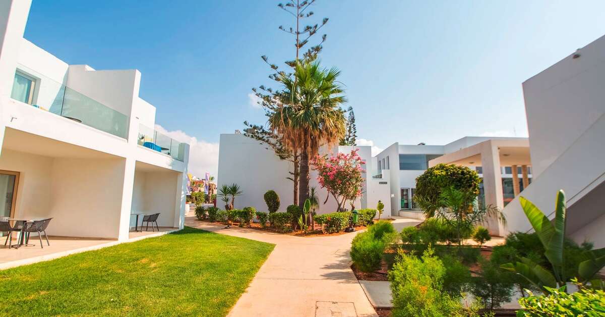 Een foto van de buitenkant van Atlantica Panthea Resort