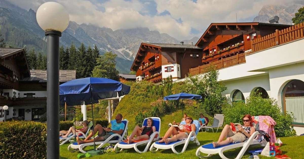 Een foto van het terras bij Marco Polo Club Alpina