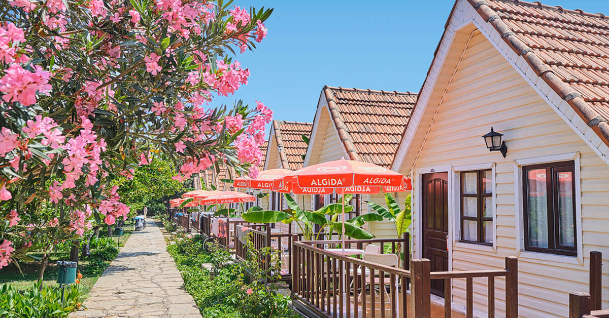 Een foto van de buitenkant van Clover Magic Nova Beach Hotel
