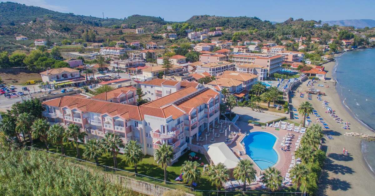 Een foto van het zwembad bij Xenos Kamara Beach Aparthotel