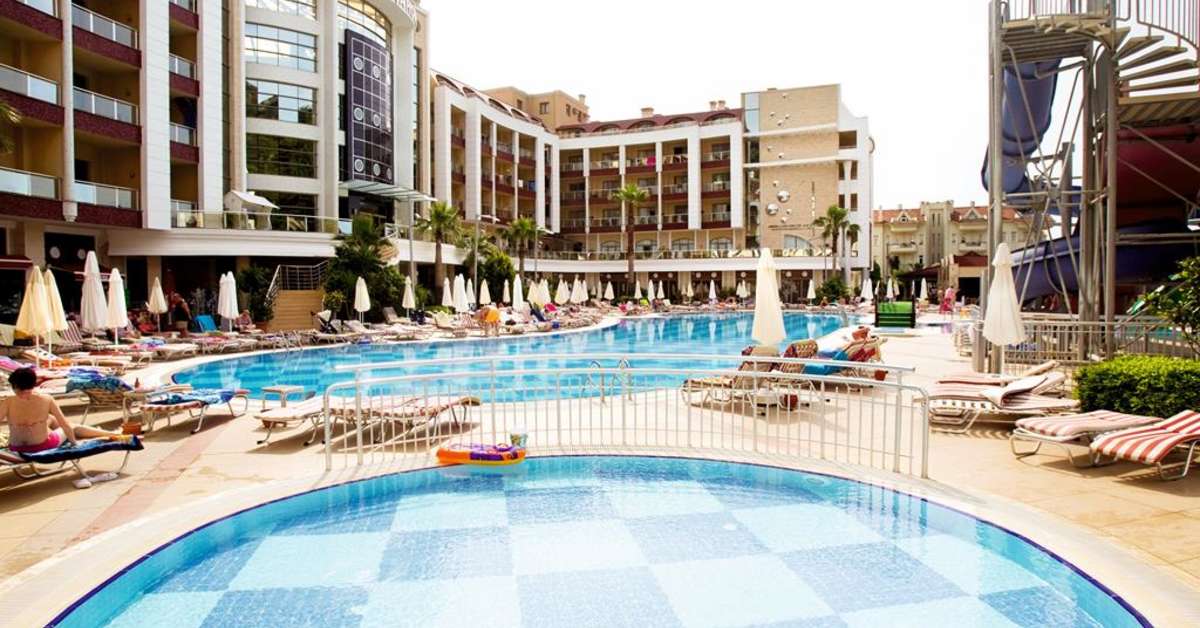 Een foto van het zwembad bij Grand Pasa Hotel