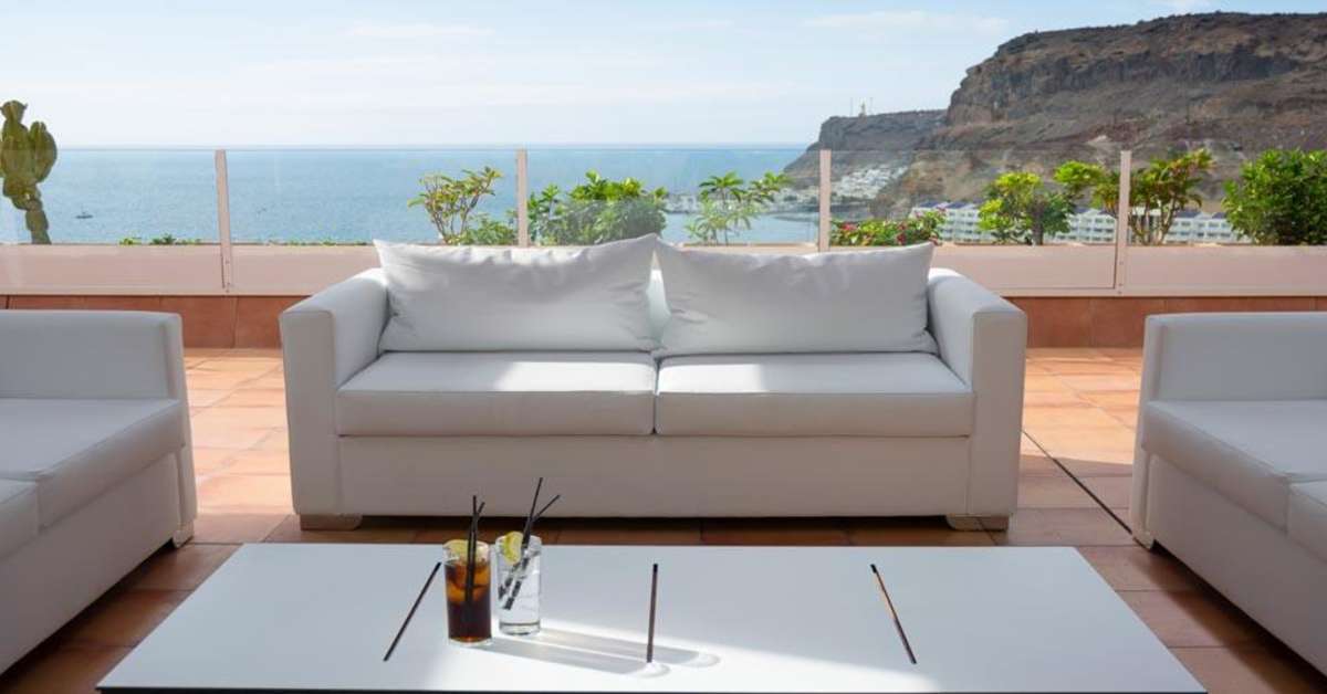 Een foto van het terras bij Mogan Princess & Beach Club Resort