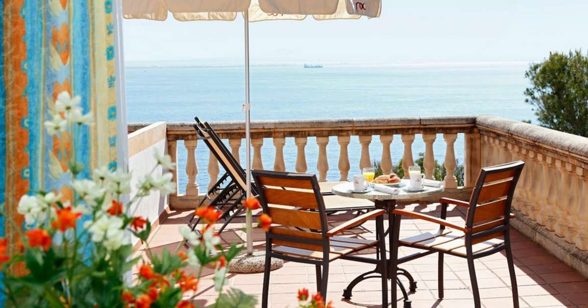Een foto van het terras bij Hotel Roc Illetas & Spa