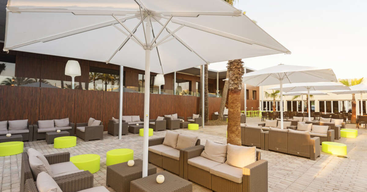 Een foto van het terras bij Occidental Ibiza