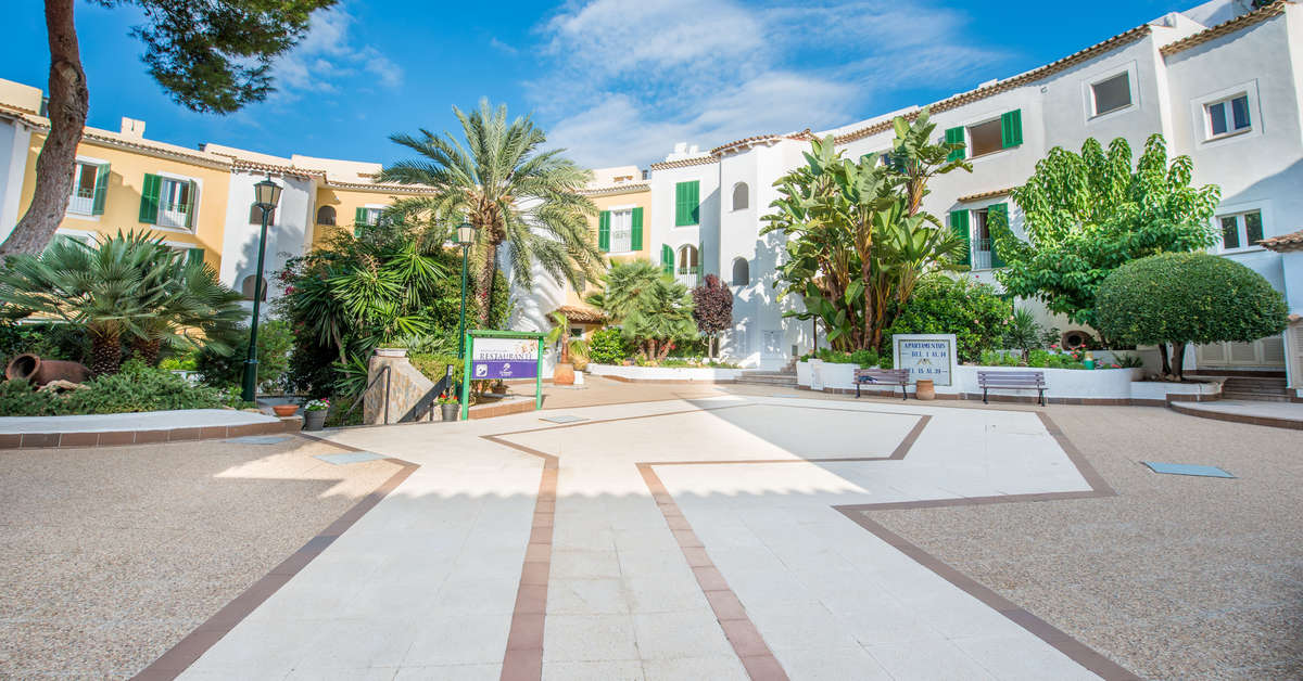 Een foto van de buitenkant van Ona Cala Pi Club Aparthotel