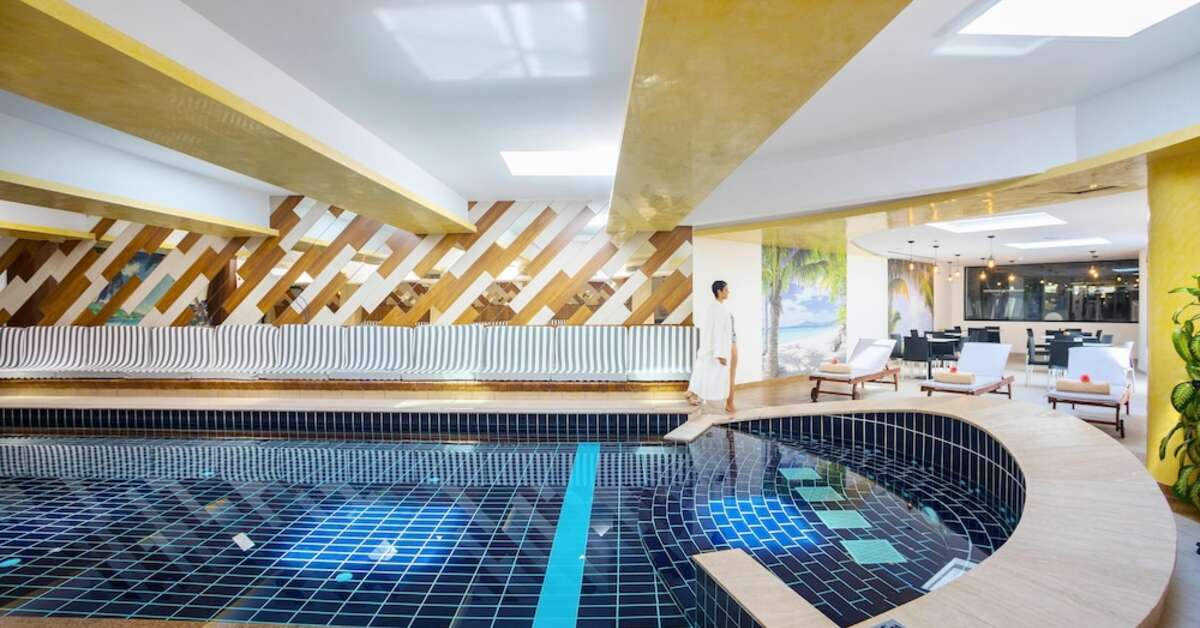 Een foto van het zwembad bij Cavo Maris Beach Hotel